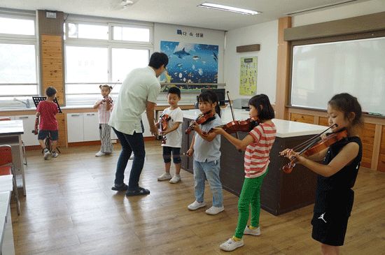 부윤초가 방과후 학교를 운영하며 학생들에게 재능교육을 실시하고 있다.