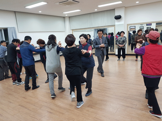 생극면주민자치센터에 스포츠 댄스 강좌가 개설됐다.