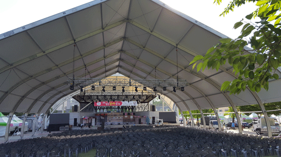 설성공원 음악당에 조성된 철제 구조물 돔.