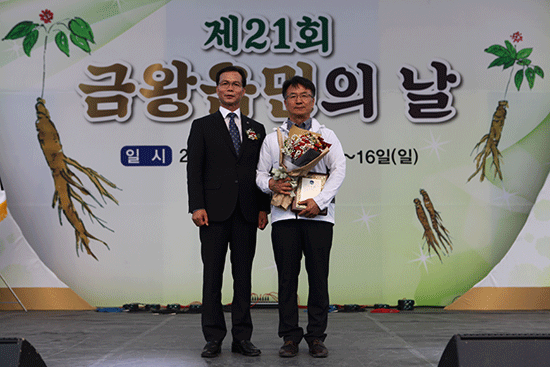 군수 표창패를 받은 김한용(오른쪽)위원.