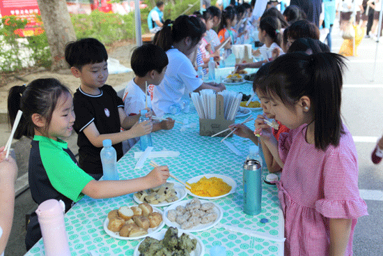 유치원 어린이들이 6.25 음식을 시식하고 있다.