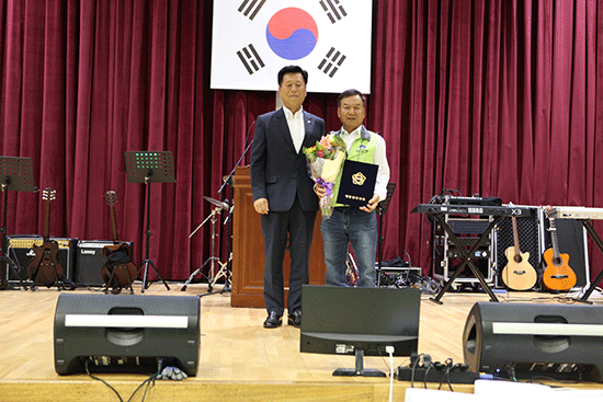 최혜영(오른쪽)씨가 국회의원 표창장을 받았다.