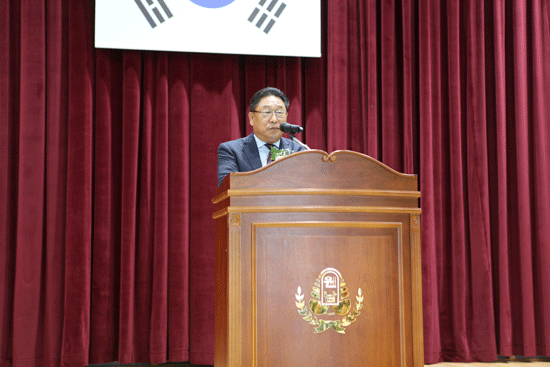 박노훈 총동문회장이 대회사를 하고 있다.