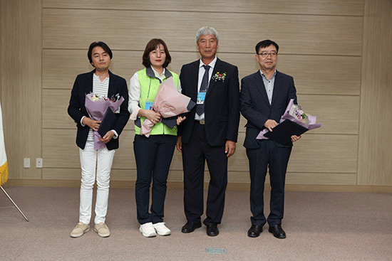 최요경, 김재실 회원, 하영호 주무관이 주민자치위원장 상을 받았다.