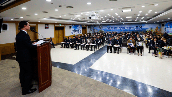 음성군은 2일 군청 대회의실에서 12월 월례조회를 개최했다.