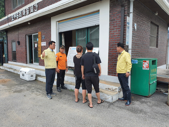 김기창 충북도의회 건설환경소방위원장(왼쪽)이 감곡면 수해현장을 찾아 실종자 가족들을 위로하고 수색 대원들을 격려했다.