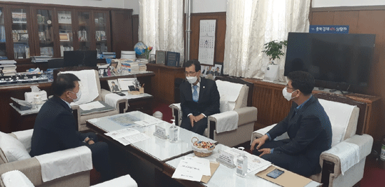 최용락 군의장(왼쪽)과 김기창 도의원(오른쪽)이 이시종 도지사를 만나 음성군 농촌협약사업에 대한 지원을 요청했다.
