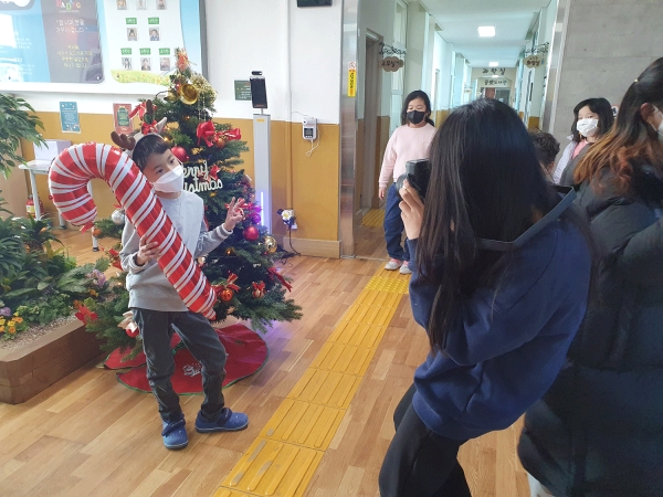 하당초등학교가 학생자치회 주관으로 크리스마스 행사를 운영하고 있다.
