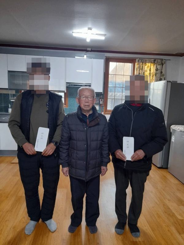 금왕읍 유촌리 주민들이 투병하고 있는 주민들에게 성금을 전달했다. 사진 중앙 정홍구 대동회장.
