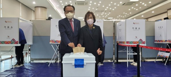 6.1 지방선거 사전투표를 하고 있는 구자평 음성군수 후보 내외.