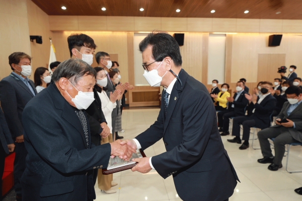 김정제 전 회장이 자랑스러운 모범도민상을 받았다.