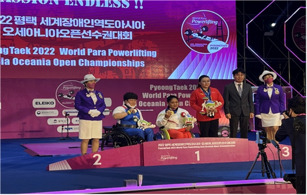 2022 평택세계장애인역도 아시아.오세아니아 오픈 선수권 대회에서 좋은 성적을 올린 황유선 선수(왼쪽에서 두번째)
