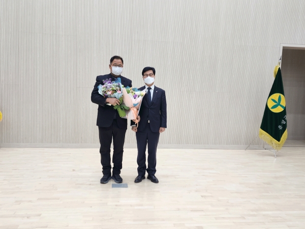 김학동 회원(왼쪽)이 농협음성군지부장 표창을 받았다.