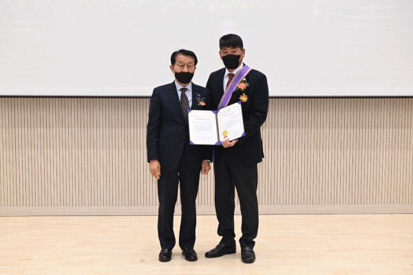 최병칠 한국자유총연맹음성군지회장(오른쪽)이 자유세계총연맹 봉사장을 수상했다.