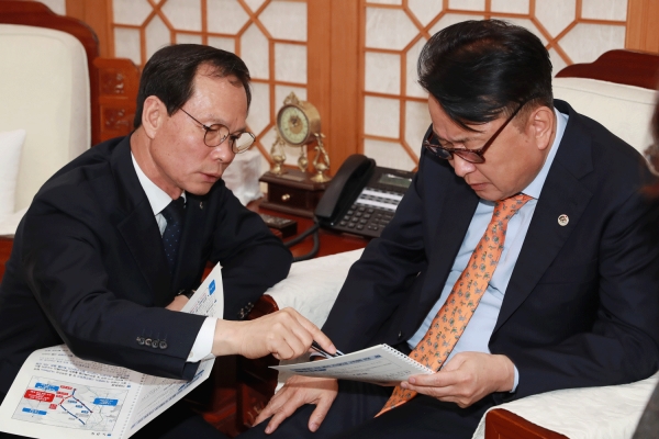 조병옥 음성군수(왼쪽)가 7일 김영환 충북도지사에게 음성군 현안사업을 설명하고 있다.