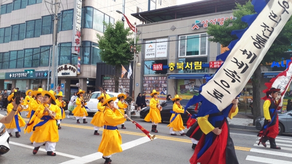 부윤초등학교는 제24회 품바축제 퍼레이드에 대취타대가 참여했다.