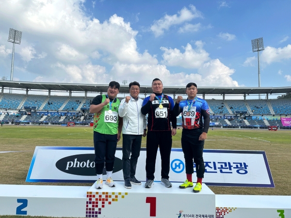 전국체육대회 20연패를 달성한 이윤철 선수(오른쪽 두번째)와 김기창 음성군체육회장(중앙)