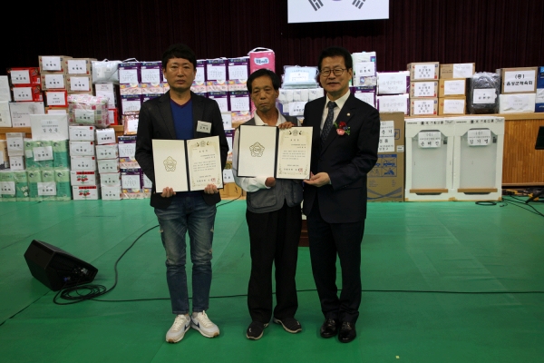 박형하 회원(왼쪽)이 국회의원 표창장을 받았다.