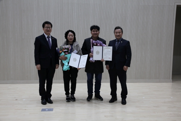 윤대일, 김정자 회원이 국회의원 표창을 받았다.